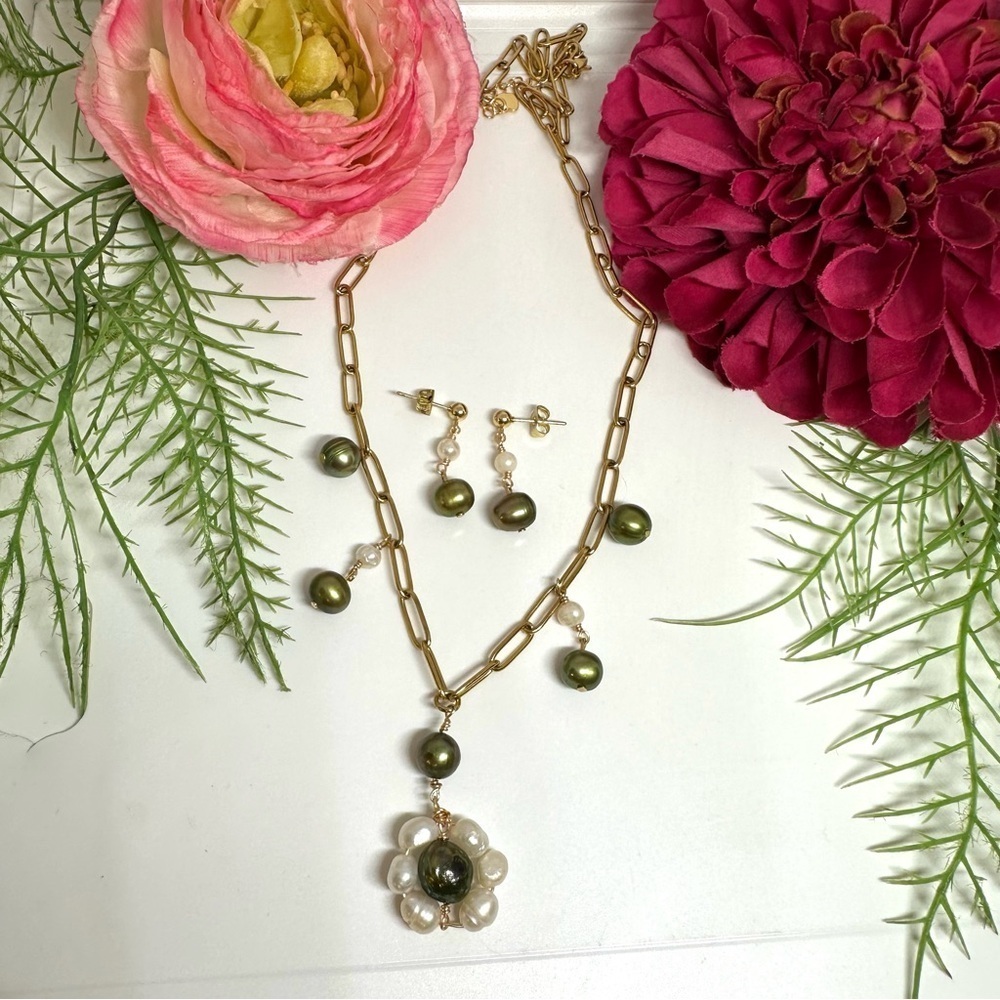 NEW⚜️ Olive Freshwater Pearl Dangly Earrings - Picture 4 of 4